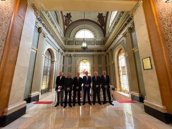 El alcalde de Murcia, José Antonio Serrano, entre otros responsables municipales, junto a miembros de la Fundación Centro de Estudios e Investigaciones Locales de la Región de Murcia