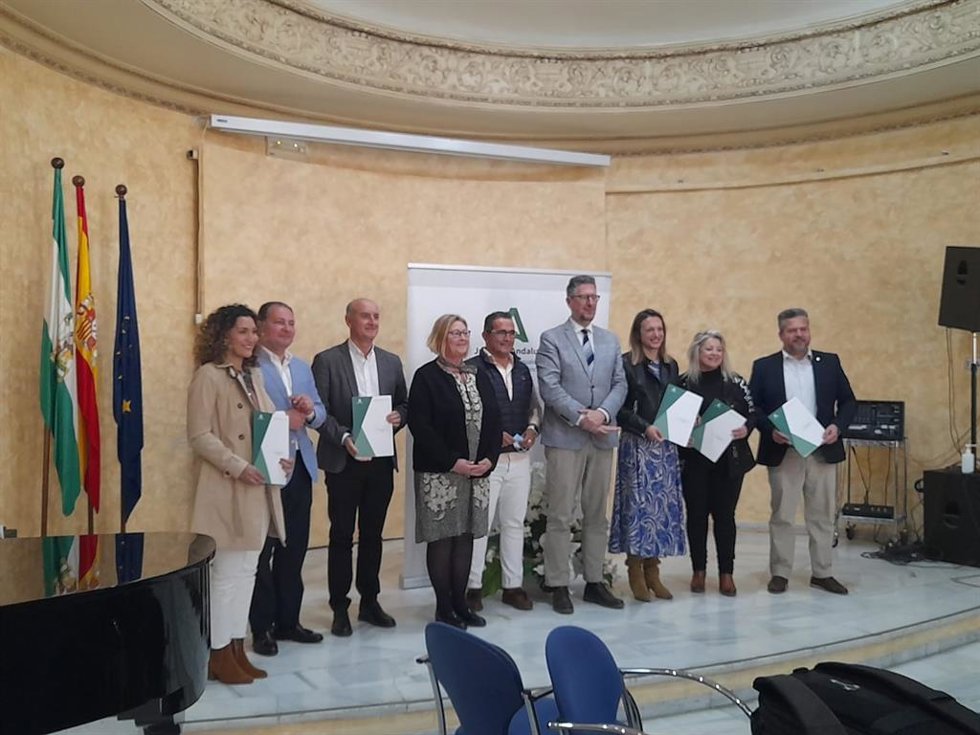 El delegado de Igualdad, Políticas Sociales y Conciliación en Huelva, Manuel Antonio Conde, renueva los convenios con Diputación y ayuntamientos.