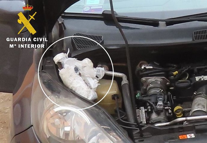 Imagen de la bolsa oculta en el motor del coche donde viajaba la droga