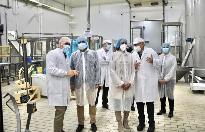 La consejera de Empresa, Empleo, Universidades y Portavocía, Valle Miguélez, ha visitado hoy la empresa Caramelos Cerdán, ubicada en Torre Pacheco