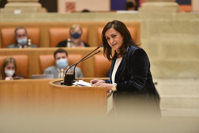 Archivo - La presidenta del Gobierno de La Rioja, Concha Andreu, respondiendo en un pleno