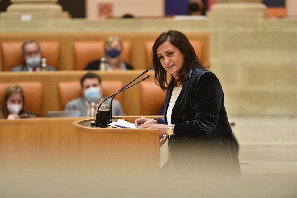 Archivo - La presidenta del Gobierno de La Rioja, Concha Andreu, respondiendo en un pleno