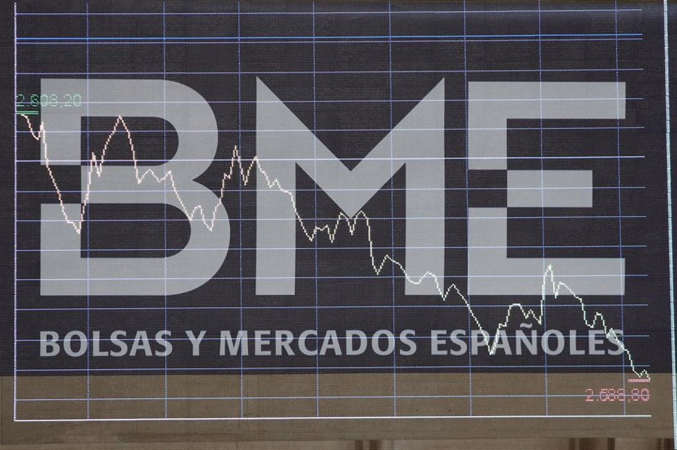 Archivo - Panel de Bolsas y Mercados Españoles (BME) en un gráfico del interior del Palacio de la Bolsa de Madrid, edificio de 1893, en Madrid, a 11 de octubre de 2019.