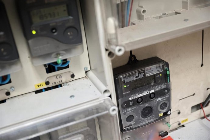 Archivo - Contadores eléctricos de un edificio, a 1 de abril de 2022, en Madrid (España). El presidente del Gobierno, confirmó el 30 de abril que la compensación para desvincular el gas del mercado de electricidad se financiará con cargo al sistema eléc