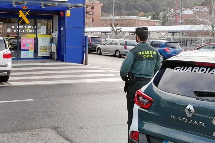 Un agente de la Guardia Civil vigilando un supermercado