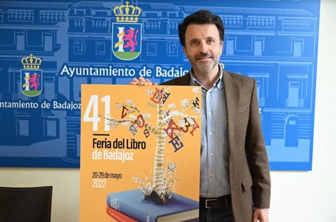 El escritor José Luis Gil Soto, pregonero de la Feria del Libro de Badajoz