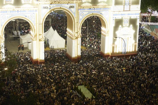 Miles de personas en la portada en el día del Alumbrado.