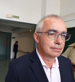 El director de Políticas Lingüísticas del Principado,  Antón García, antes de paticicpar, en el paraninfo de Laboral Ciudad de la Cultura, en lac43cnelmana de les Lletres Asturtianes,en Gijón