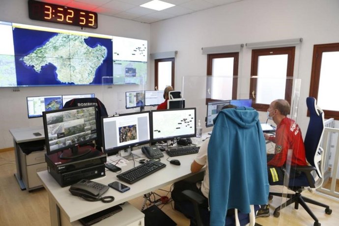 Archivo - La presidenta del Consell, Catalina Cladera, visita la nueva sala central de Bomberos y centro de coordinación y tráfico de Carreteras.