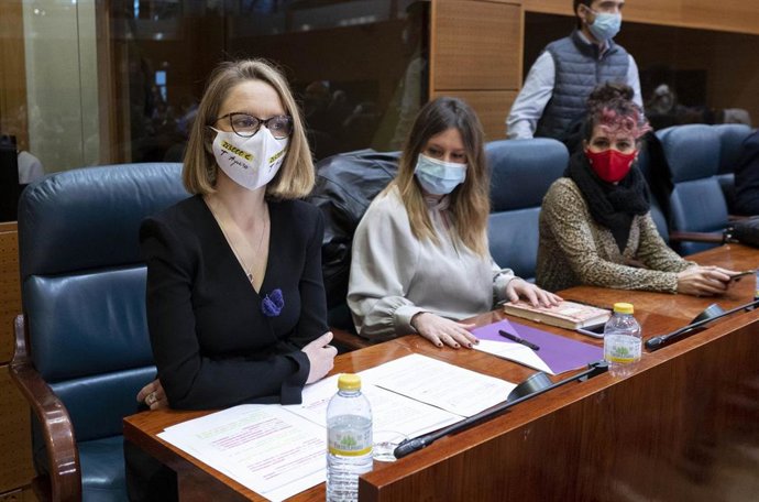 Archivo - (I-D) Las coportavoces de Unidas Podemos, Carolina Alonso, y Alejandra Jacinto, y la diputada de Unidas Podemos en la Asamblea de Madrid, Vanessa Lillo, durante una sesión plenaria, en la Asamblea de Madrid, a 10 de marzo de 2022, en Madrid (E