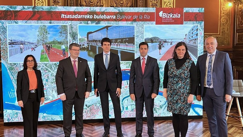 El diputado general de Bizkaia, Unai Rementeria y el diputado de Infraestructuras y Desarrollo Territorial, Imanol Pradales con los alcaldes de Bilbao, Juan Mari Aburto, de Erandio, Aitziber Oliban, de Getxo, Amaia Agirre, y de Leioa, Iban Rodríguez.