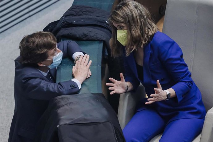 Archivo - El alcalde de Madrid, José Luis Martínez-Almeida y la portavoz del PSOE en el Ayuntamiento, Mar Espinar, mantienen una conversación en una sesión plenaria en el Ayuntamiento de Madrid 