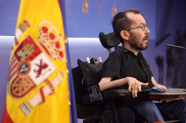 El portavoz de Unidas Podemos en el Congreso, Pablo Echenique, a su llegada a una rueda de prensa previa a una Junta de Portavoces en el Congreso de los Diputados, a 3 de mayo de 2022, en Madrid (España).