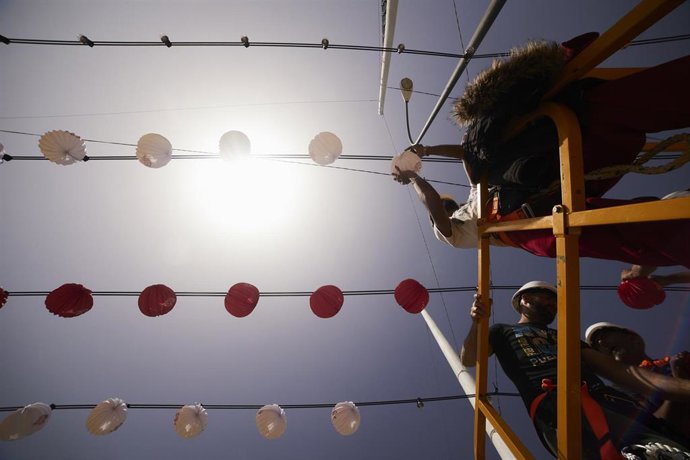 Detalle de la colocación de los farolillos durante la recogida de las llaves de la portada en el Real de la Feria, a 29 de abril de 2022 en Sevilla (Andalucía, España)