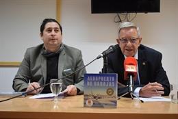 El historiador y escritor José María Sánchez Molledo (derecha) y el editor y escritor José Nicolás Ferrando Sandoval (izquierda), presentan el libro 'Aeropuerto de Barajas. 90 años'.