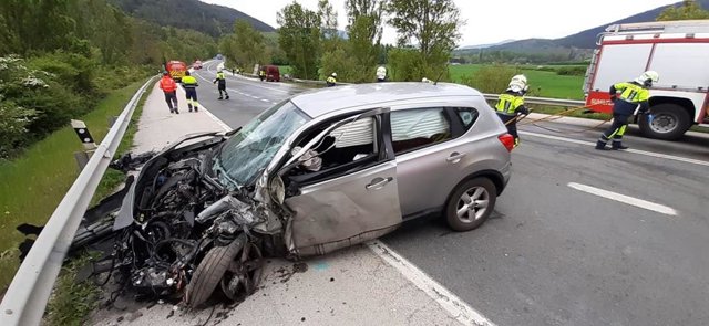 Un choque frontal entre un camión y un turismo obliga a cortar la PA-30 entre Arre y Olloki.