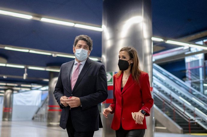El consejero de Transportes e Infraestructuras de la Comunidad de Madrid, David Pérez, y la consejera delegada de Metro, Silvia Roldán, en la estación de Metro de Nuevos Ministerios.