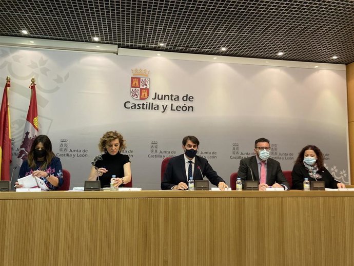 Yolanda Martín (i), de CCOO; María Pardo, directora general de Vivienda; el consejero Suárez-Quiñones; David Esteban, de CEOE y Sonia González, UGT.