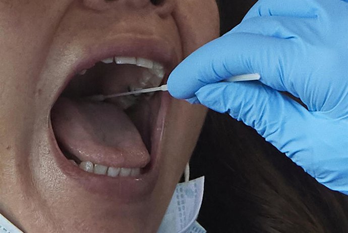 Archivo - Una sanitaria le realiza la prueba PCR a una mujer en su coche.