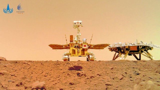 Archivo - Rover Zhurong y módulo de aterrizaje de la misión Tianwen 1 captados por una cámara autónoma