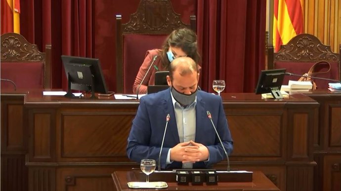 Archivo - El conseller de Medio Ambiente y Territorio, Miquel Mir, en el Parlament.