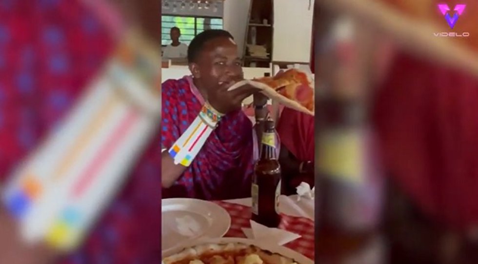 Un grupo de masáis prueba la pizza por primera vez