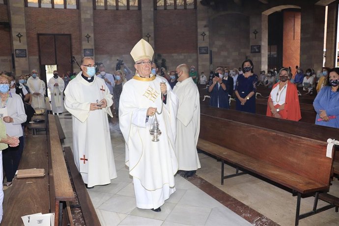 Archivo - El obispo de Santander, Manuel Sánchez Monge