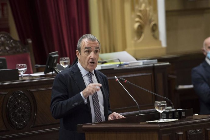 El vicepresidente del Govern balear y conseller de Transición Energética, Sectores Productivos y Memoria Democrática, Juan Pedro Yllanes, interviene en el pleno del Parlament.