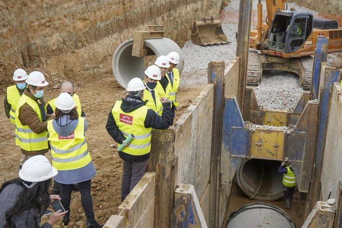 Suárez-Quiñones visita la instalación del último tubo que permitirá depurar desde Valladolid las aguas residuales de La Cistérniga y Laguna.