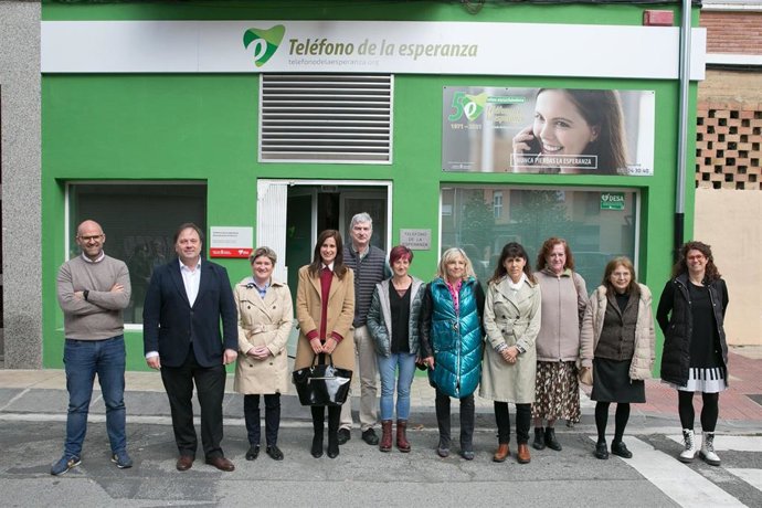 Imagen de la visita de la comisión de Asuntos Ciudadanos del Ayuntamiento de Pamplon a las instalaciones del Teléfono de la Esperanza