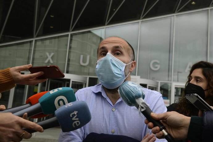 Archivo - El alcalde de Ourense, Gonzalo Pérez Jácome, responde a los medios a su llegada al Juzgado de instrucción número 2 de Ourense para declarar por supuesta malversación de caudales públicos. Foto de archivo.