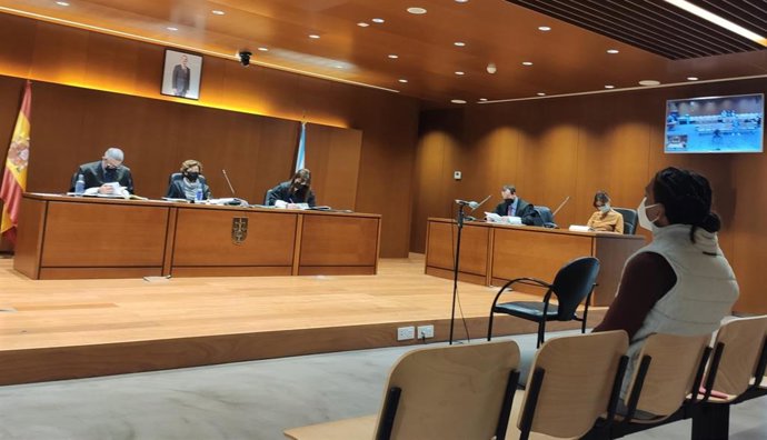 Un hombre acusado de agredir sexualmente a una mujer a la que había conocido por una red social, en el juicio celebrado este martes en la sección segunda de la Audiencia Provincial de A Coruña