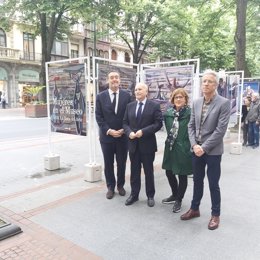 Imagen del director general de BBK, Gorka Martínez; del director del Museo de Bellas Artes de Bilbao, Miguel Zugaza; y de María Victoria Antoñanzas y César Ochoa, del Departamento de Educación y Acción Cultural del museo.
