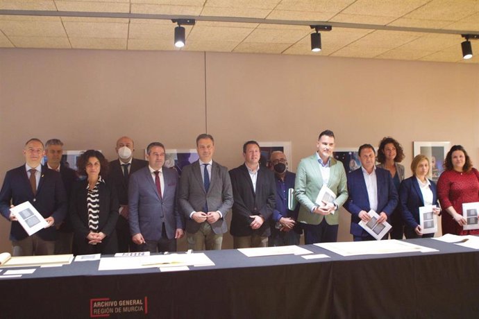 El consejero de Presidencia, Turismo, Cultura y Deportes, Marcos Ortuño, junto con los alcaldes y concejales de los ayuntamientos cuyos documentos restaurados se han entregado este martes