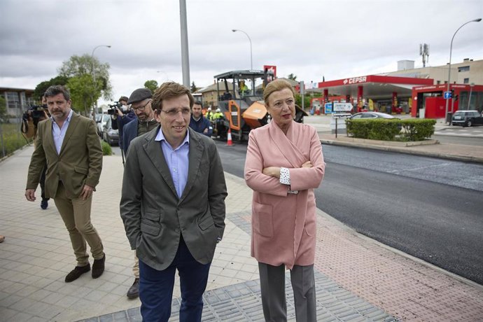 El alcalde de Madrid, José Luis Martínez-Almeida, acompañado de la delegada de Obras y Equipamientos, Paloma García Romero, a su llegada a la presentación de la Operación Asfalto 2022.