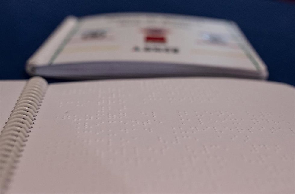 La primera guía de Metro de Madrid en braille, durante la firma de un convenio con la ONCE, en la sala de exposiciones y Centro de Formación del Consorcio Regional de Transportes en la estación de metro Nuevos Ministerios.