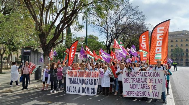 Manifestación del sector de la ayuda a domicilio en Sevilla, desde el Hogar Virgen de los Reyes a la Plaza Nueva.