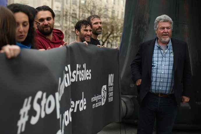 El diputado de Unidas Podemos en el Congreso de los Diputados Juan López de Uralde, frente al Congreso, en una imagen de archivo