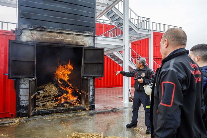 Los bomberos de Zaragoza estrenan la Casa del Fuego, en La Cartuja, para hacer prácticas con incendios reales