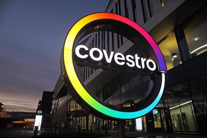 Archivo - FILED - 11 January 2021, North Rhine-Westphalia, Leverkusen: The logo of plastics company Covestro is illuminated in front of the corporate headquarters at Chempark Leverkusen. In its plants in Asia, North America and Europe, German chemicals 