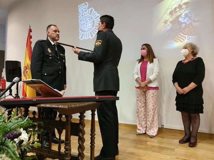 El comisario Claudio Díaz, primero por la izquierda, toma el mando de la Policía Nacional en Salamanca, junto al comisario provincial Miguel Ángel del Diego, Virginia Barcones y Encarnación Pérez, de izquierda a derecha.