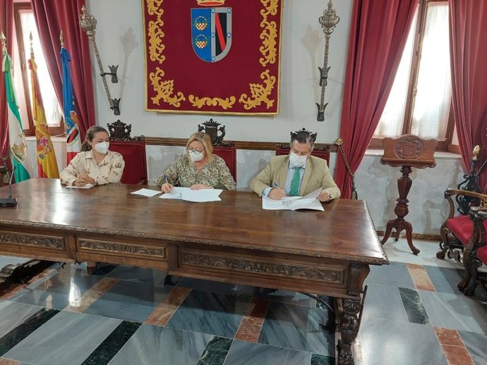 El delegado de Regeneración, Justicia y Administración Local de la Junta en Huelva, Alfredo Martín, y la alcaldesa de Almonte, Rocío del Mar Castellano,  firman un convenio para que los menores puedan cumplir las medidas judiciales en el municipio.