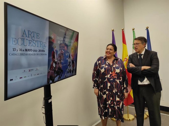 La presidenta de Iprodeco, Dolores Amo, y el presidente de Córdoba Ecuestre, Rafael Blanco, en la presentación del espectáculo.