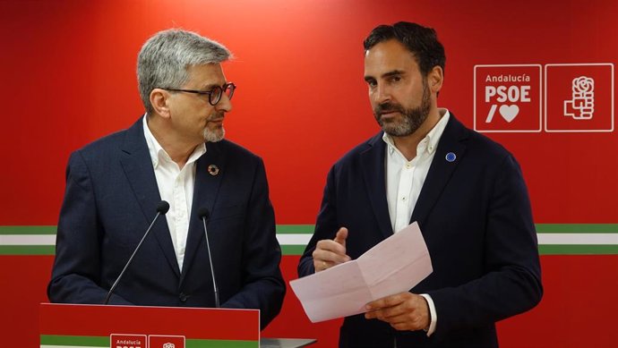 El secretario general del PSOE de Málaga, Daniel Pérez, junto con Josele Aguilar, candidato número uno del PSOE por Málaga para los próximos comicios andaluces