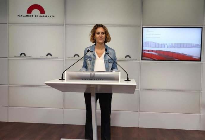 La líder de los comuns en el Parlament, Jéssica Albiach, en rueda de prensa en la Cámara catalana