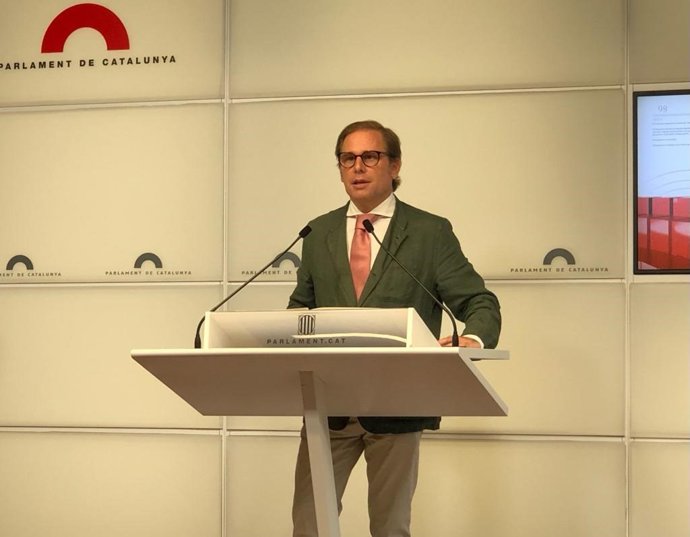 El portavoz de Vox en el Parlament, Joan Garriga, en rueda de prensa en la Cámara catalana a 3 de mayo de 2022