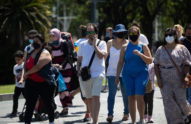 Archivo - Turistas y sevillanos con y sin mascarillas por las calles de Sevilla, durante el primer día en el que no es obligado el uso de la mascarilla en exteriores desde el inicio de la pandemia, a 26 de junio de 2021, en Sevilla. (Foto de archivo).