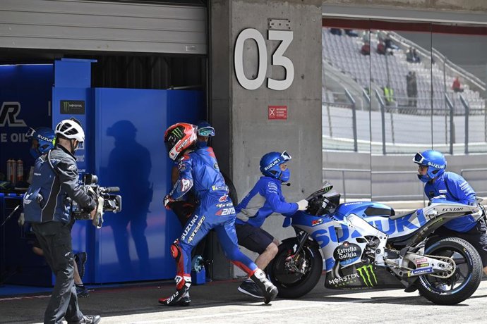 lex Rins en el garaje de Suzuki durante el Gran Premio de Portugal