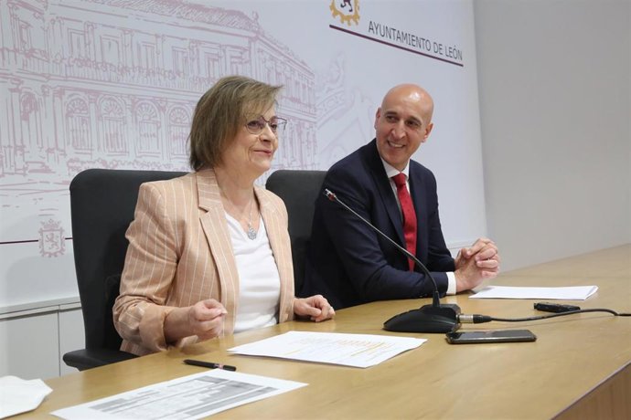 L alcalde de León, José Antonio Diez, y la concejal de Acción y Promoción Cultural, Evelia Fernández, presentan parte de la programación de las fiestas de San Juan y San Pedro en el mes de junio.