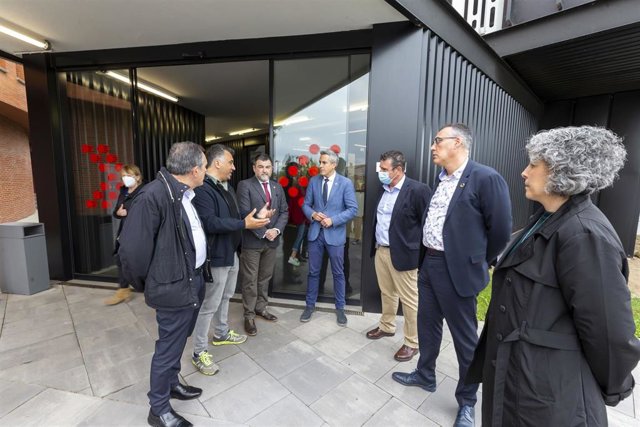 El vicepresidente y consejero, Pablo Zuloaga, y el consejero de Sanidad, Raúl Pesquera, asisten al descubrimiento de la placa al edificio de Consultas Externas el premio del Colegio de Arquitectos de Cantabria.
